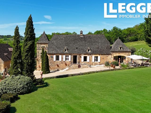 Propriété d’exception au coeur du Périgord Noir – Maison de caractère + gîte sur 7,5 ha avec Piscine
