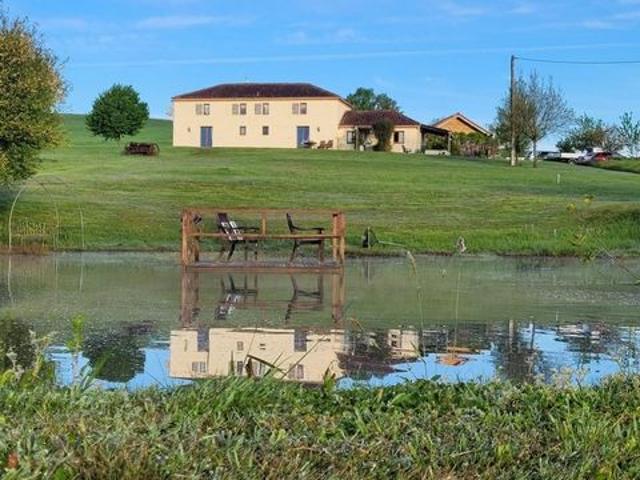 Propriété d’Exception avec Vue Panoramique à Saint?Pastour Découvrez cette demeure d’exception, nichée dans un écrin de nature préservée, offrant une vue panoramique sur les collines de Saint?Pastour. Calme absolu, volumes généreux e.