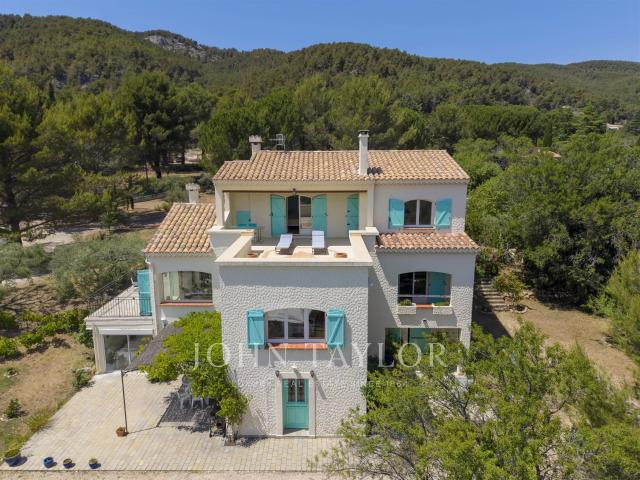 Propriété d’exception avec vue panoramique sur la Sainte Bau. 281m² Saint Zacharie