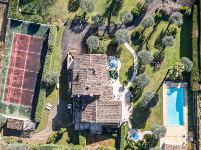 Propriété d’exception avec piscine, tennis et vue panoramique – à 20 minutes de Nice