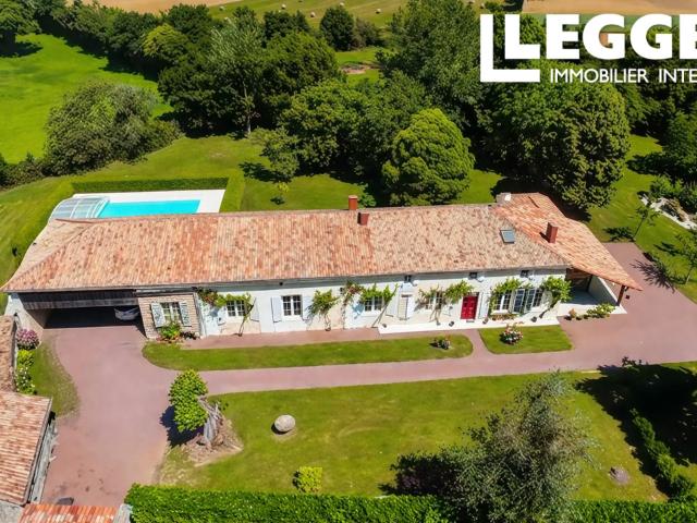 Propriété d’exception de caractère au charme authentique, 4 chambres, magnifique jardin, dépendances, Piscine