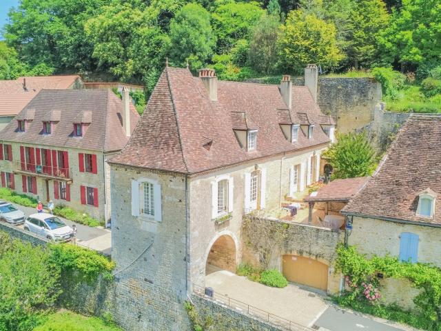 Propriété d’exception du XIVe siècle dans l’un des plus beau. 152m² Limeuil