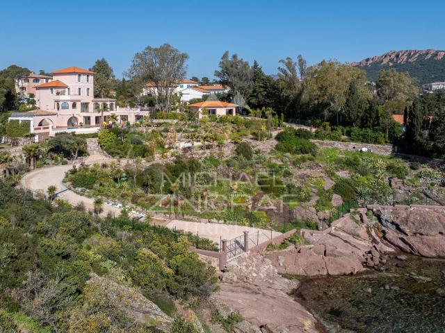 Propriété d’exception pieds dans l’eau – entre Cannes et St. 381m² Agay