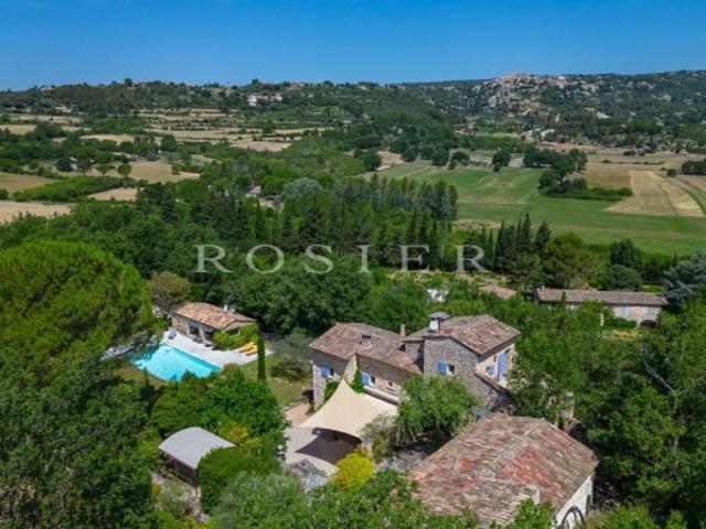 Propriété d'agrément avec piscine et dépendances à quelques minutes de Gordes