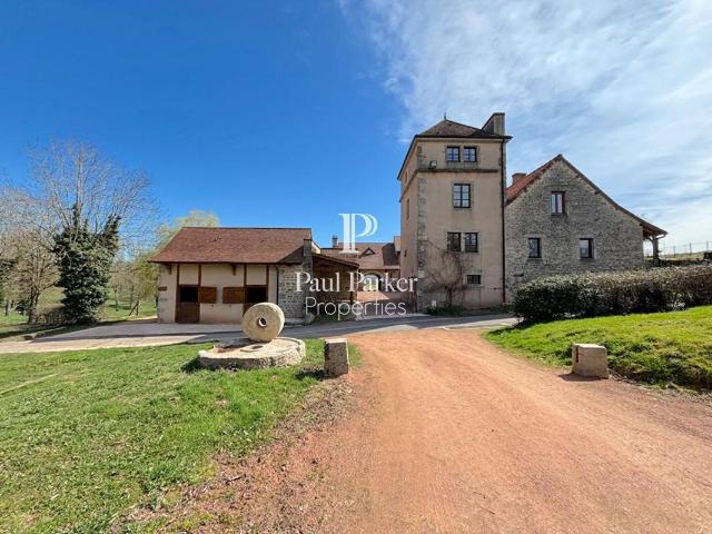 Propriété d'agrément d'environ 24 hectares avec gîtes, boxes à c