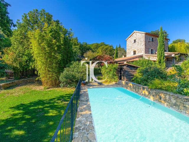 Propriete Dans Un Ecrin De Verdure Avec Piscine Sur 334620M². 152m² Saint Ambroix