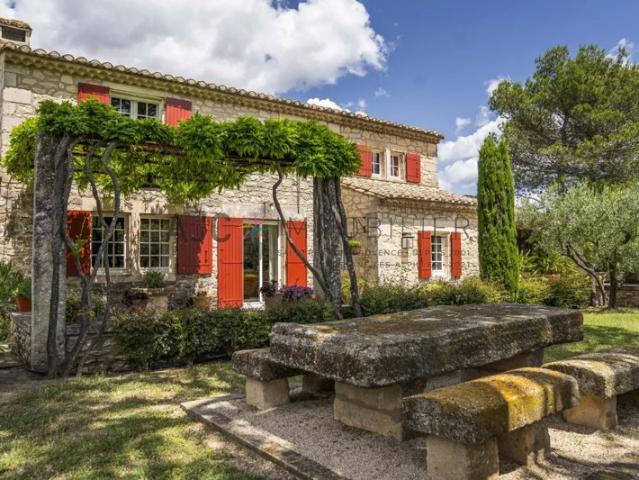 PROPRIETE DANS UN ECRIN PROCHE VILLAGE ET VUE ALPILLES