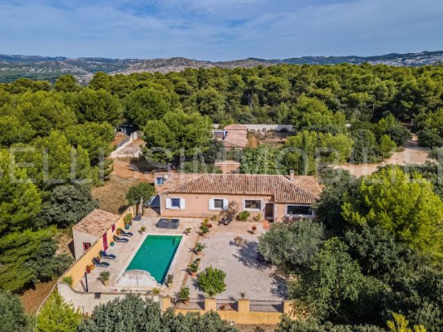 Propriété dans la belle campagne des Alpilles