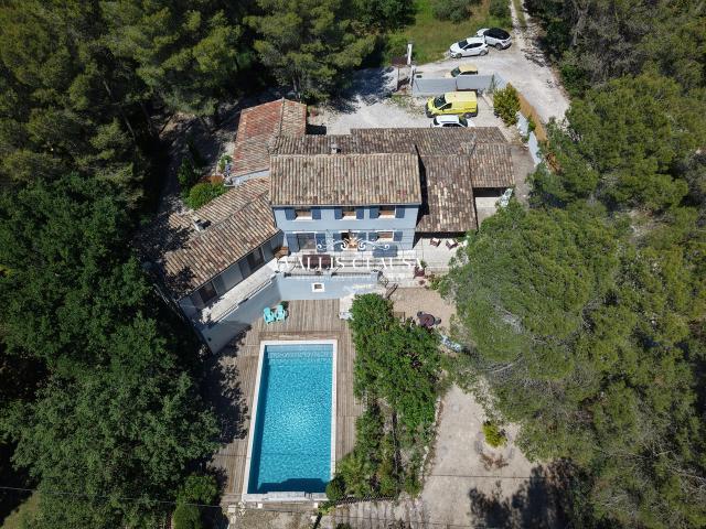 Propriété dans la pinède de la colline Saint Antoine avec gîtes