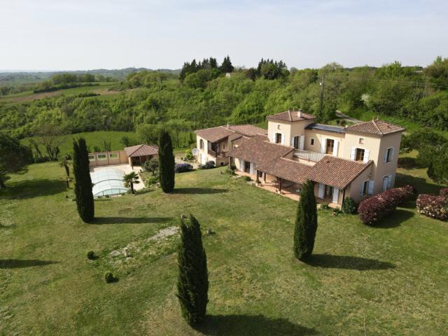 Propriété d'architecte avec vue Pyrénées Domaine privé de