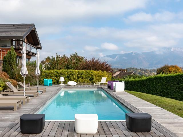 Propriété d'architecte avec piscine offrant une vue panoramique sur le lac et les montagnes