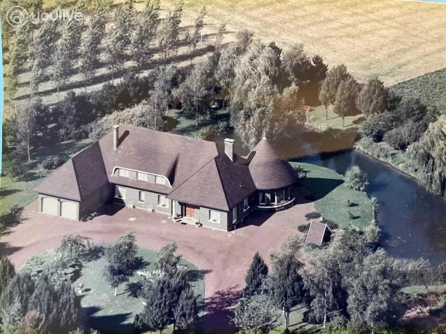 Propriété d'architecte de 316 m² sur un terrain de 14000 m²