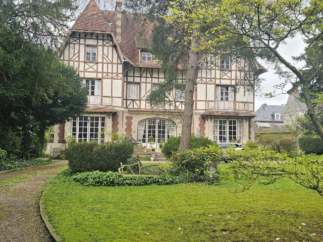 MAISON BOURGEOISE A NOYON OISE 920 m2