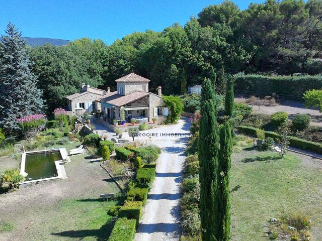Propriété d'exception T7 de 240m2 sur 1,2 Ha de terrain. Pro. 240m² Peypin d'Aigues