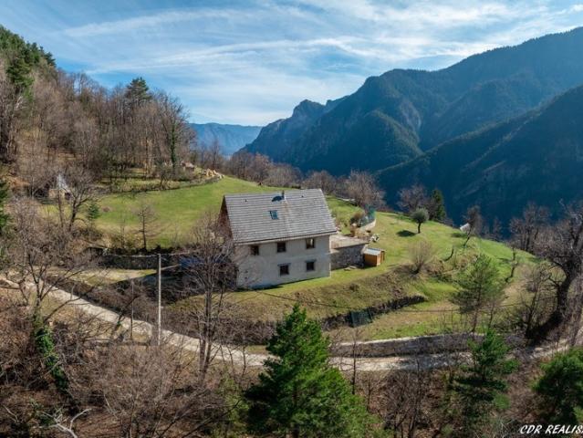 Propriété d'exception! Très beau chalet 4 pièces sur plus d'un hectare de terrain attenant
