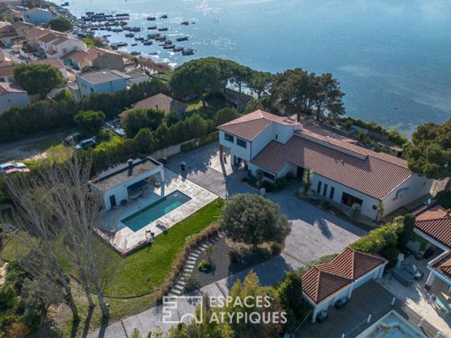 Propriété d'exception: villa contemporaine, les pieds dans l'eau
