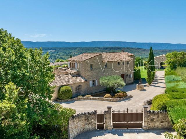Propriété d'exception à Goult avec vues imprenables. 420m² Goult