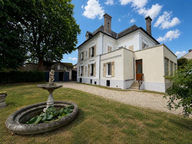 Propriété d'exception à Luzarches, garages, jardin, box