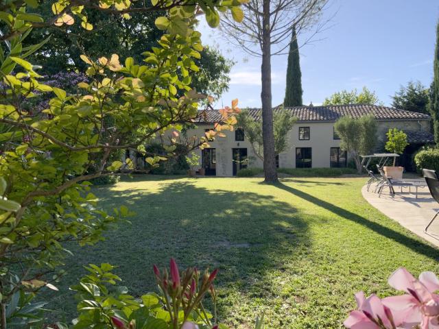 Propriété d'exception à 350 m du centre d' Uzès à pieds