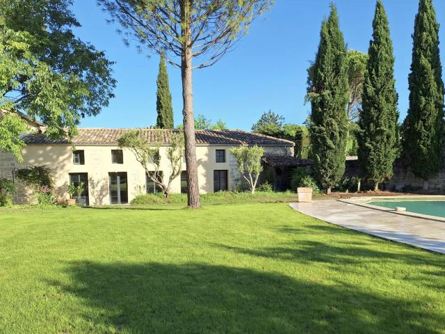 Propriété d'exception à 350 m du centre d' Uzès à pieds