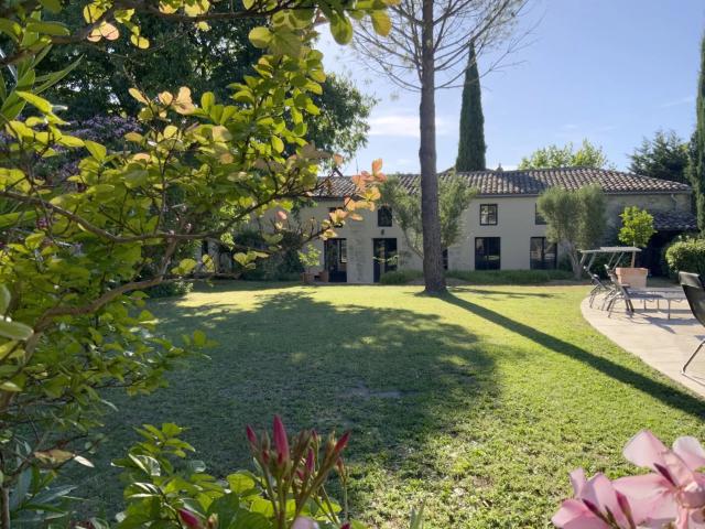 Propriété d'exception à 350 m du centre d' Uzès à pieds