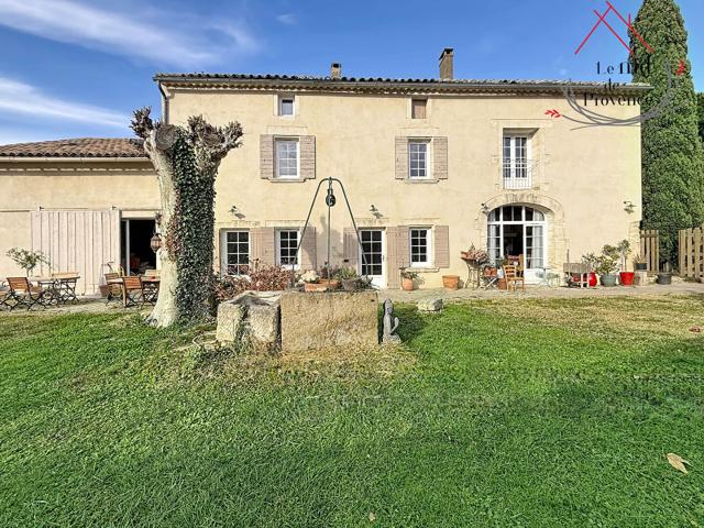 Propriété d'exception Ancien mas provençal rénové aux portes d'Avignon