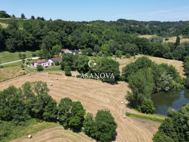 Propriété d'exception avec maison, gîtes, piscine et lac dan. 577m² Agen