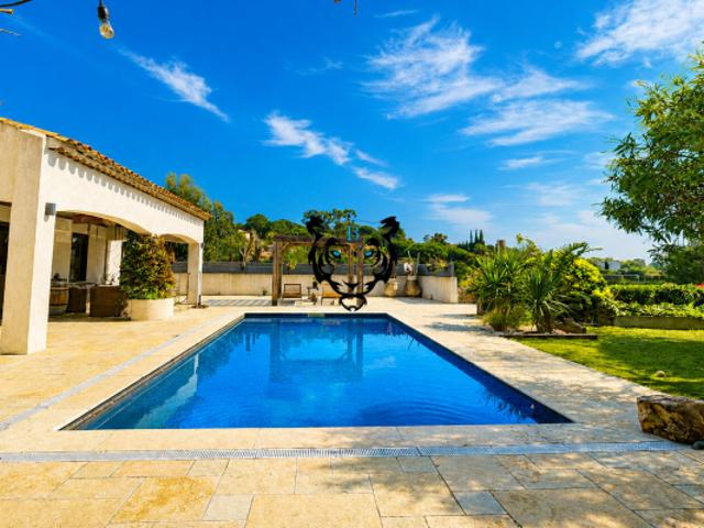Propriété d'exception avec dépendances et ses deux piscines Sainte Maxime