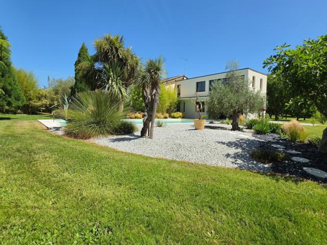 Propriété d'exception avec extension contemporaine, parc arboré, piscine et potentiel domaine privé entre Bordeaux et Périgueux