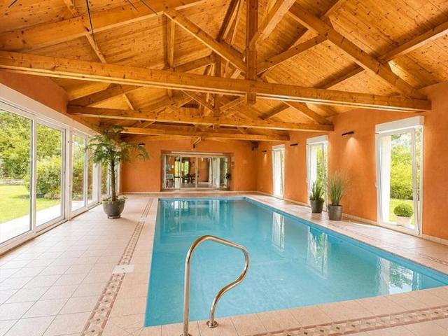 Propriété d'exception avec espace bien être et piscine intérieure au cœur d'un parc arboré