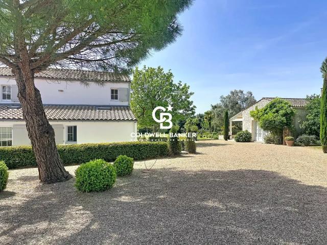 Propriété d'exception avec parc arboré et piscine, aux porte. 396m² Marsilly