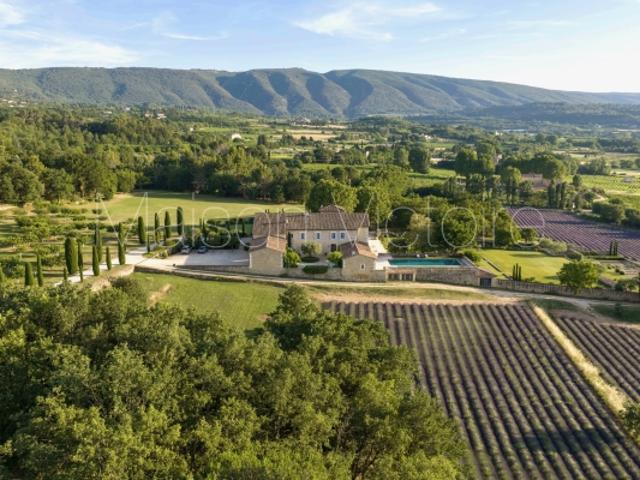 Propriété d'exception avec terrain de tennis et parc paysager