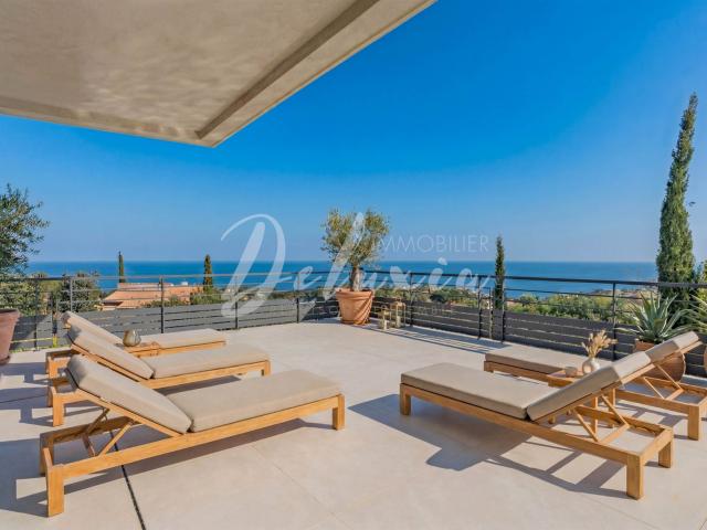 Propriété d'exception avec vue mer et piscine sur les hauteu. 538m² Roquebrune sur Argens