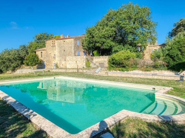 PROPRIETE D'EXCEPTION CUCURON 2 HABITATIONS sur 4,5 HECTARES