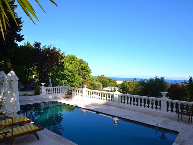 Propriété d'exception de 1O pièces avec piscine et vue mer à. 380m² Nice