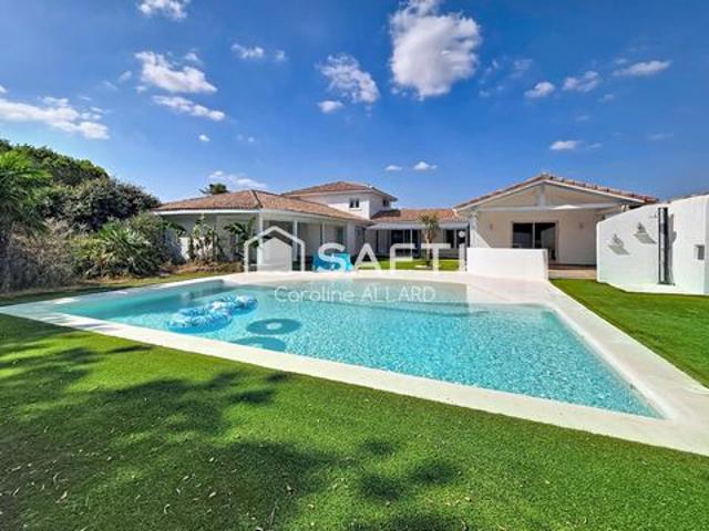 PROPRIETE D'EXCEPTION DE 253M² / 6 CHAMBRES SUR UNE PARCELLE DE 4800M² AVEC PISCINE LAGON A LOMBEZ