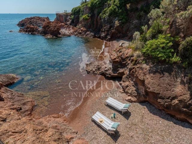 Propriété d'exception face à la mer avec accès privé à mer et deux plages