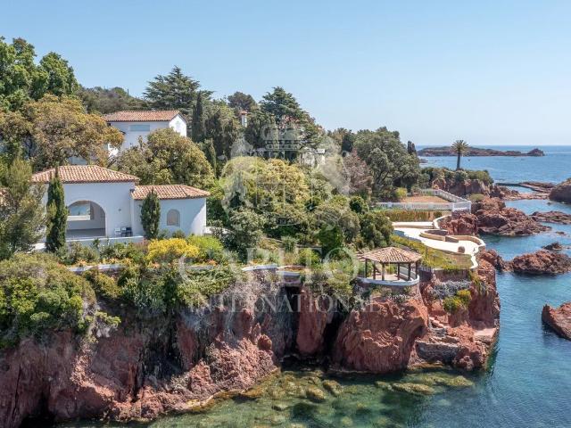 Propriété d'exception offrant deux accès privés à la mer méd. 450m² Saint Raphaël
