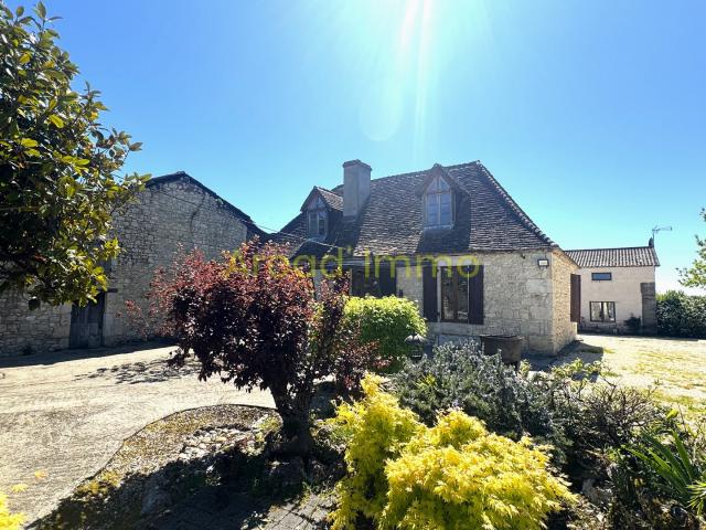 Propriété de 3 maisons avec dépendances au milieu du vignoble de Monbazillac sur env. 1.6 ha
