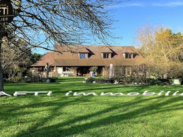 Propriété de 10 pièces, 5 chambres, 2 vérandas, piscine d'intérieure, terrain clos de 3500m2