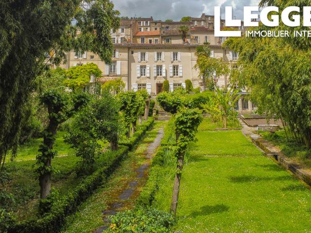 Propriété de 14 pièces au pied du plateau d’Angoulême avec grand parc arboré et garage privé