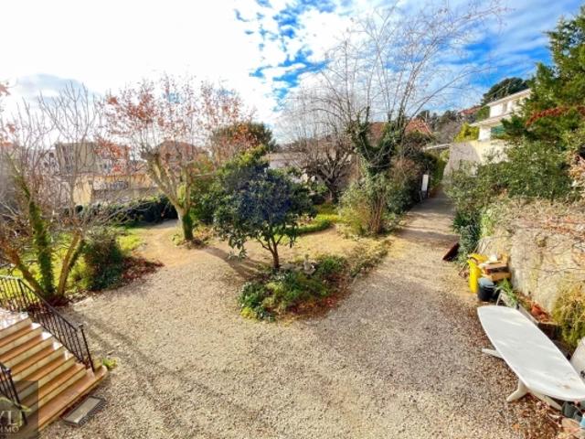 Propriété de 1667 m2 avec 2 maisons & 1 terrain constructible