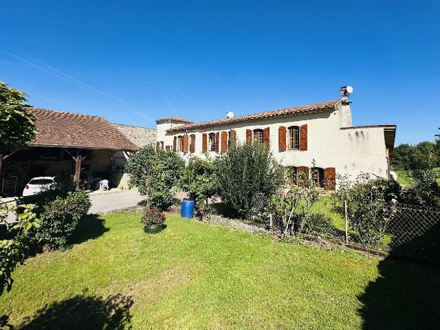 Propriété de 1772 avec dépendances et terres 09200 190m² Saint Girons