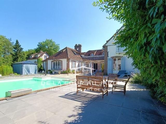 Propriété de 1840 avec dépendances et piscine