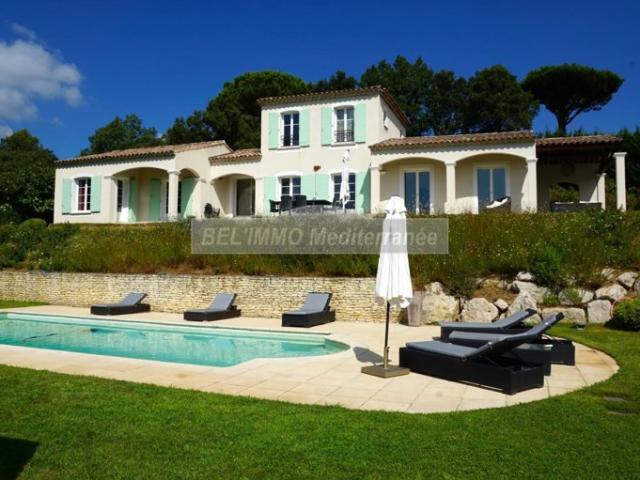 Propriété de 200 m2, piscine, terrain de 4000 m2