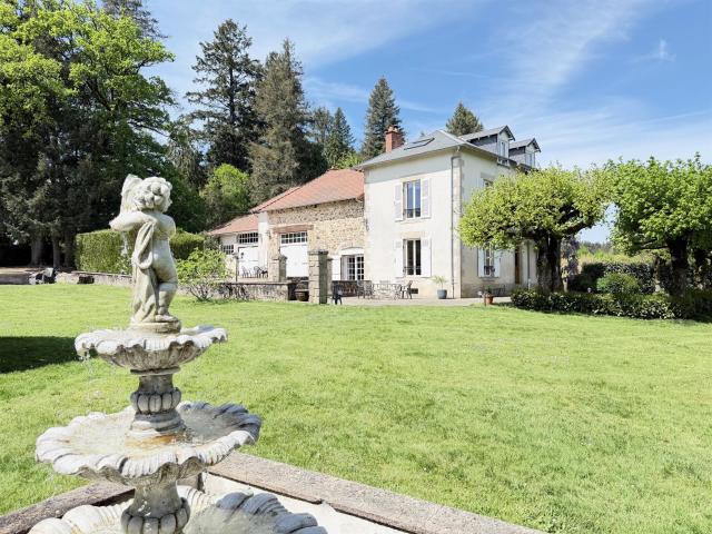 Propriété de 239 m2, sur 2,5 ha de terres et bois. 239m² Ambazac