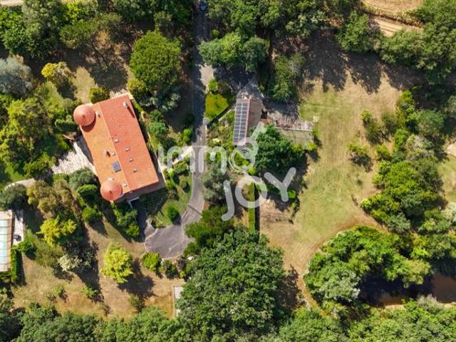 Propriété de 282m2 sur 1,5hectare de terrain