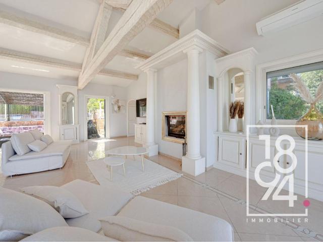 Propriété de 292m2 en position dominante avec vue mer à Gassin
