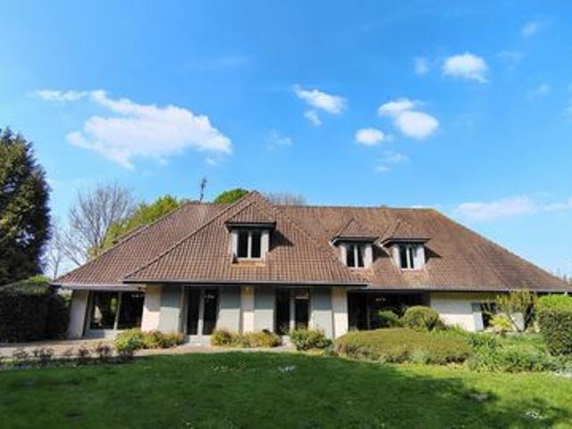 Propriété de 300 m² habitables, 6 chambres, bâtie sur un parc de 8480 m² arboré