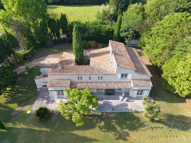 Propriété de 300m² sur 9000m² piscinable avec 2 garages et d. 286m² Salon de Provence